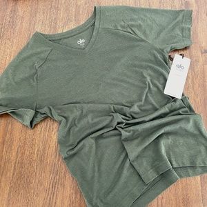 ALO YOGA Men’s Triumph V-Neck Tee: Hunter